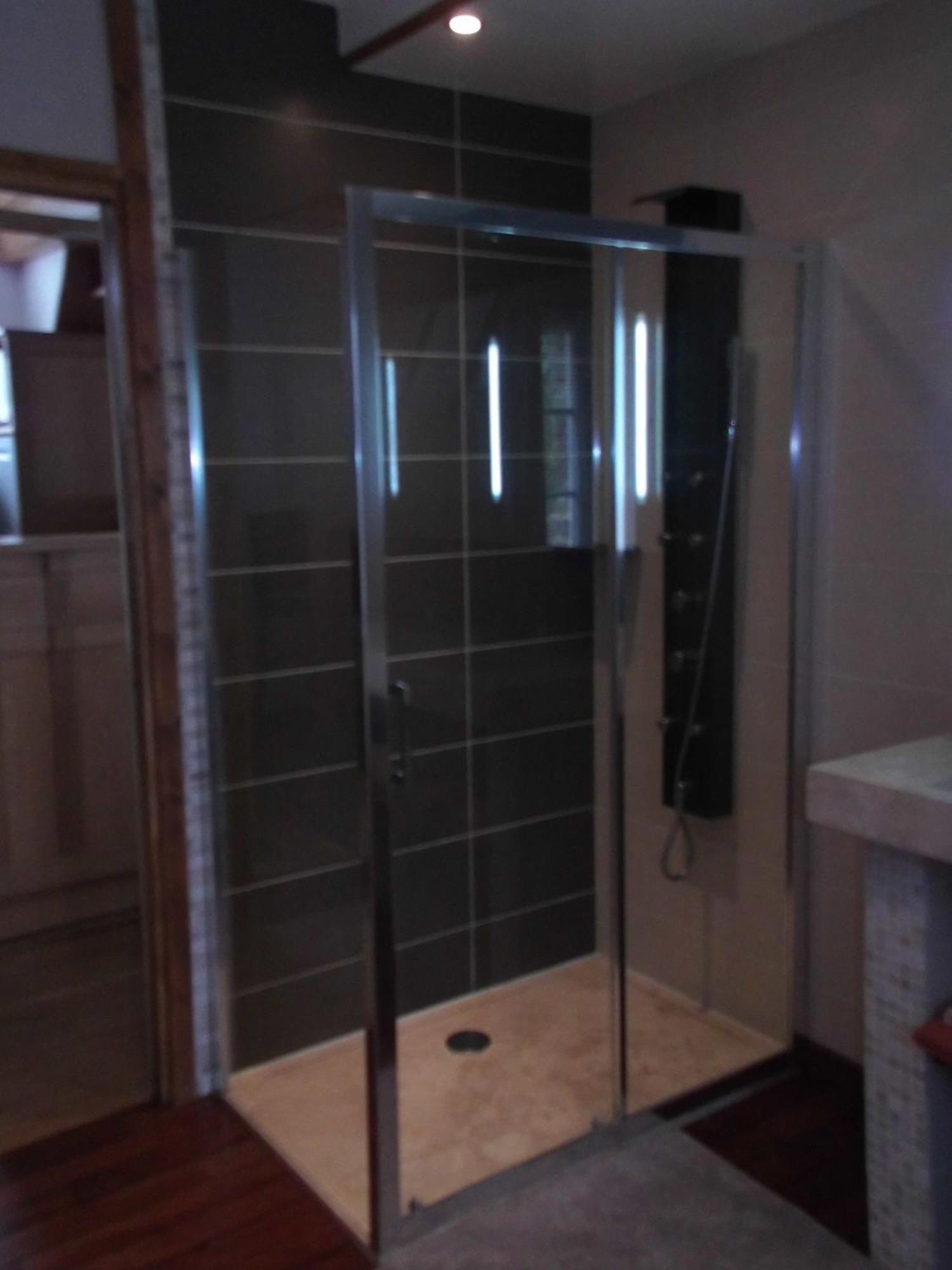 Le Clos Des Tilleuls: D-Day Suites with Private Spa Experiences La Vendelee Room photo