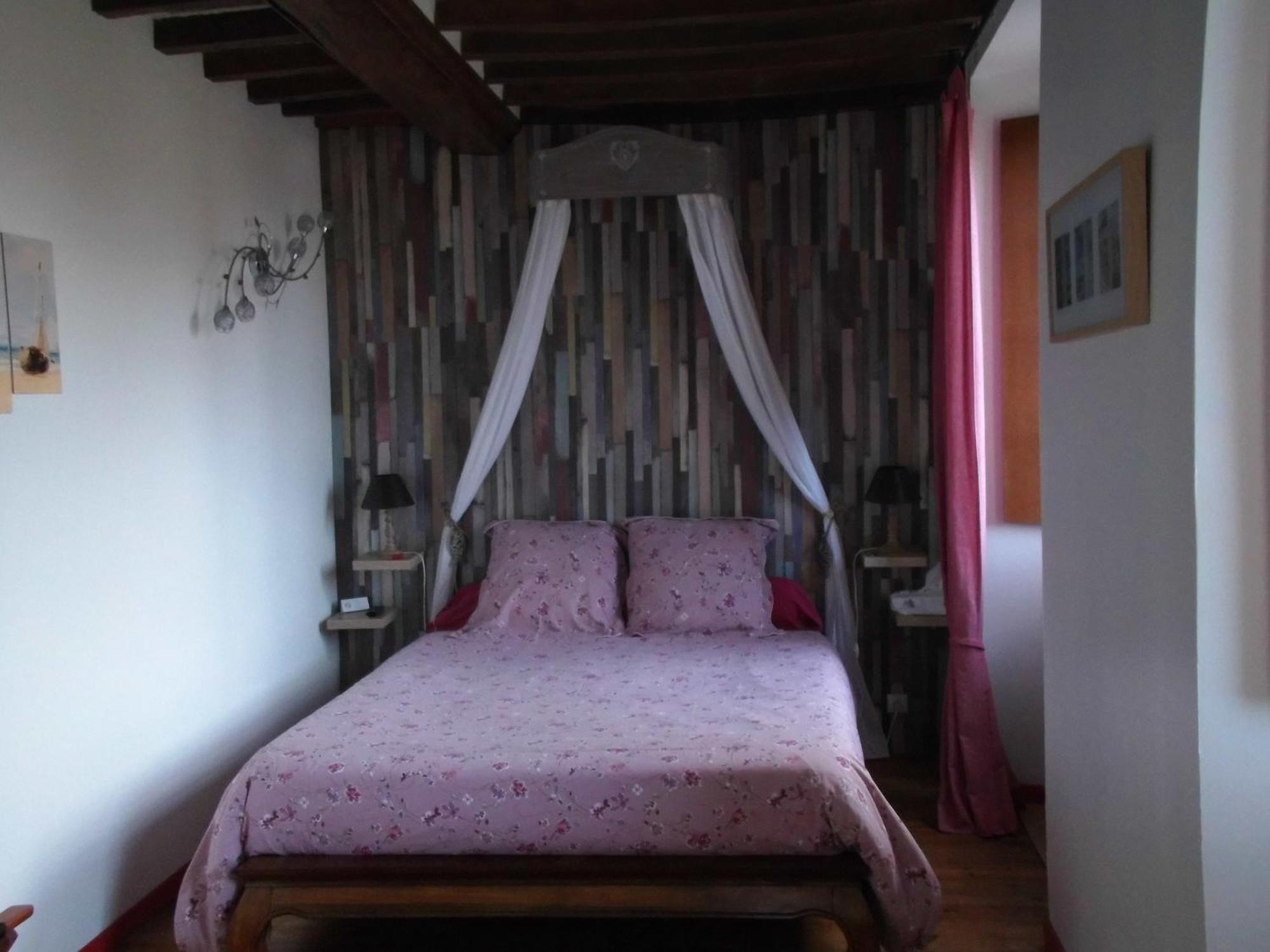 Le Clos Des Tilleuls: D-Day Suites with Private Spa Experiences La Vendelee Room photo