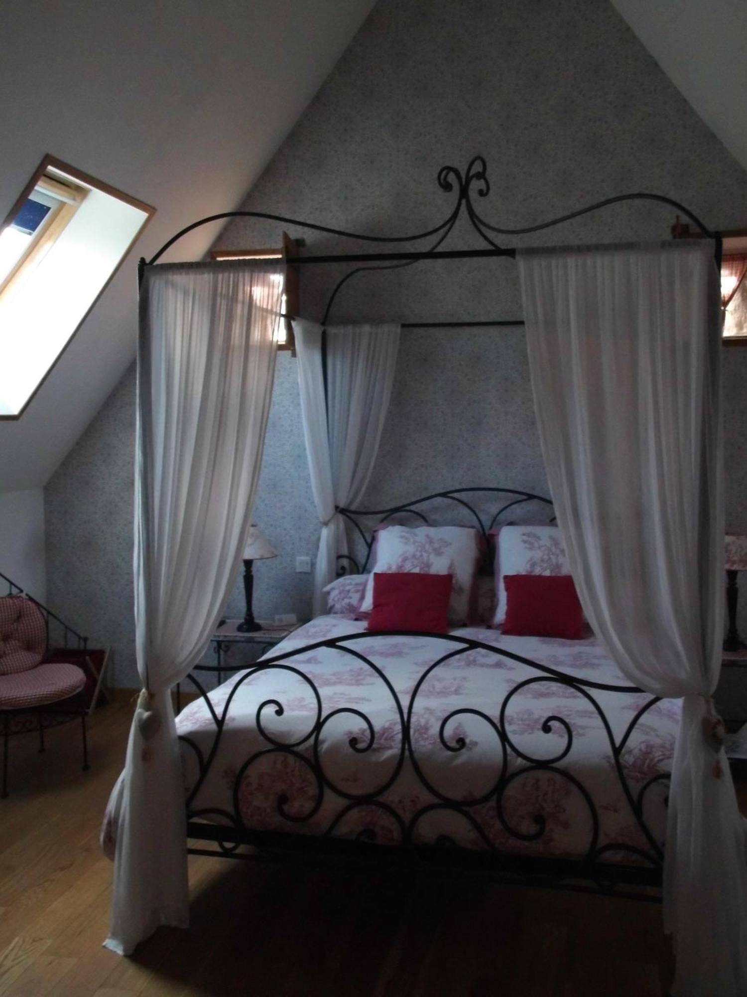 Le Clos Des Tilleuls: D-Day Suites with Private Spa Experiences La Vendelee Room photo