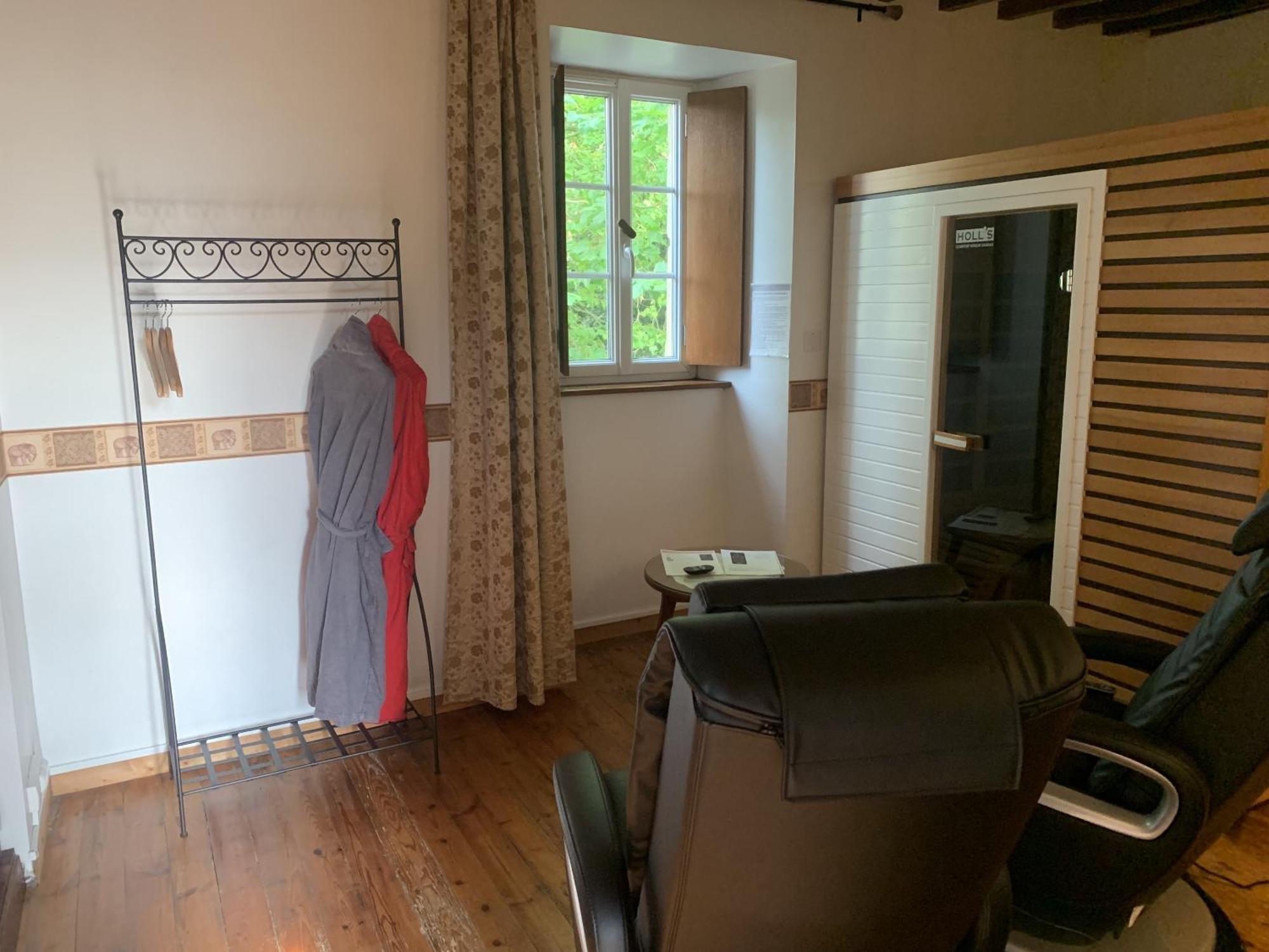 Le Clos Des Tilleuls: D-Day Suites with Private Spa Experiences La Vendelee Room photo