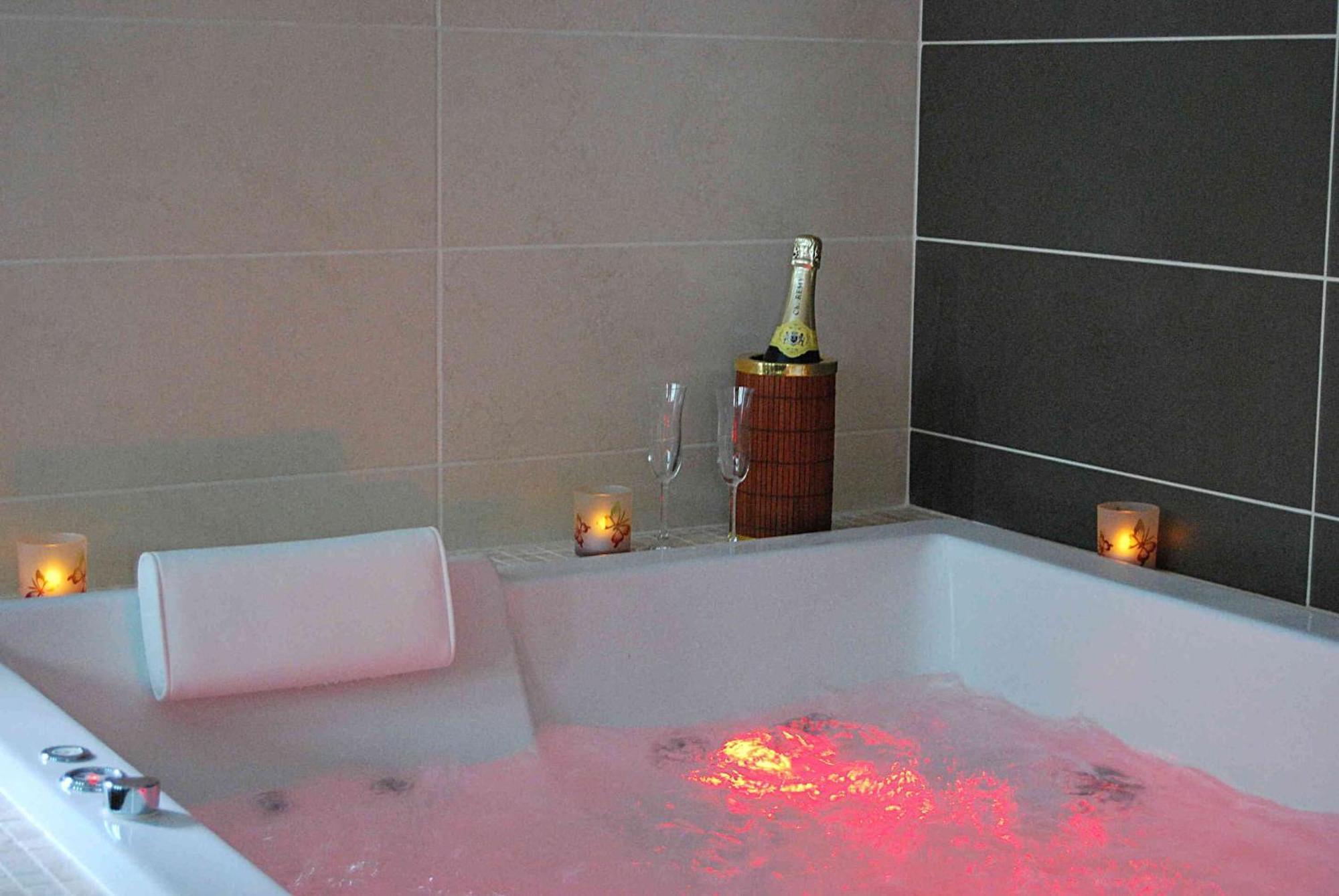 Le Clos Des Tilleuls: D-Day Suites with Private Spa Experiences La Vendelee Exterior photo